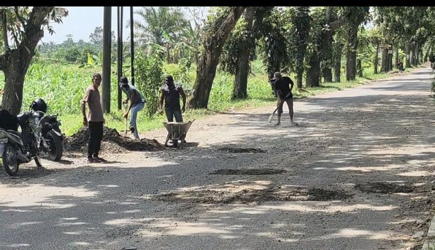 Nunggu Dana Pemerintah Kelamaan, Warga Inisiatif Perbaiki Jalan Rusak Secara Swadaya