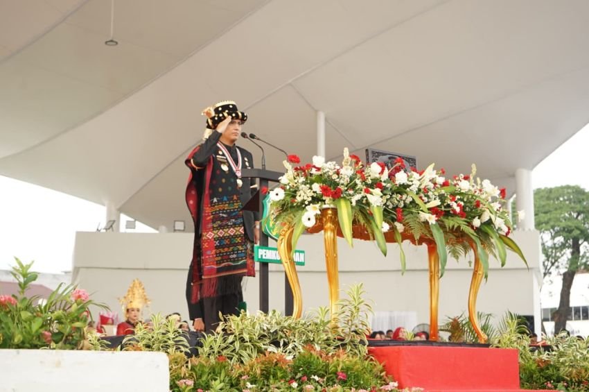 Penuh Makna dan Keberagaman, Wali Kota Medan Pimpin Upacara Kemerdekaan dengan Busana Adat Mandailing