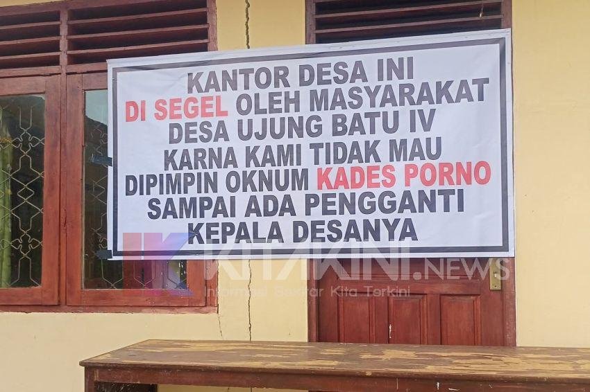 Dugaan Tindakan Asusila Oknum Kades, Warga Segel Kantor Desa Ujungbatu IV Palas