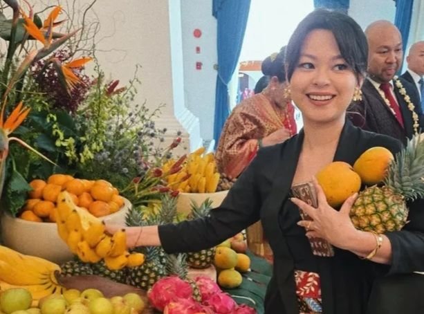 Kritik Pemerintah di Hari Kemerdekaan, Cucu Bung Hatta Pakai Kebaya Hitam