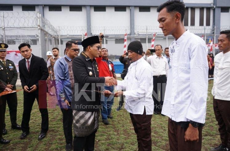 Hasanul Serahkan SK Remisi Kepada Warga Binaan Lapas Binjai