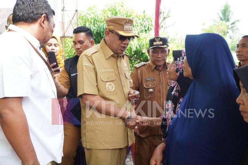 Syah Afandin Salurkan 139 Ton Beras dan 180 Seragam Sekolah di Secanggang