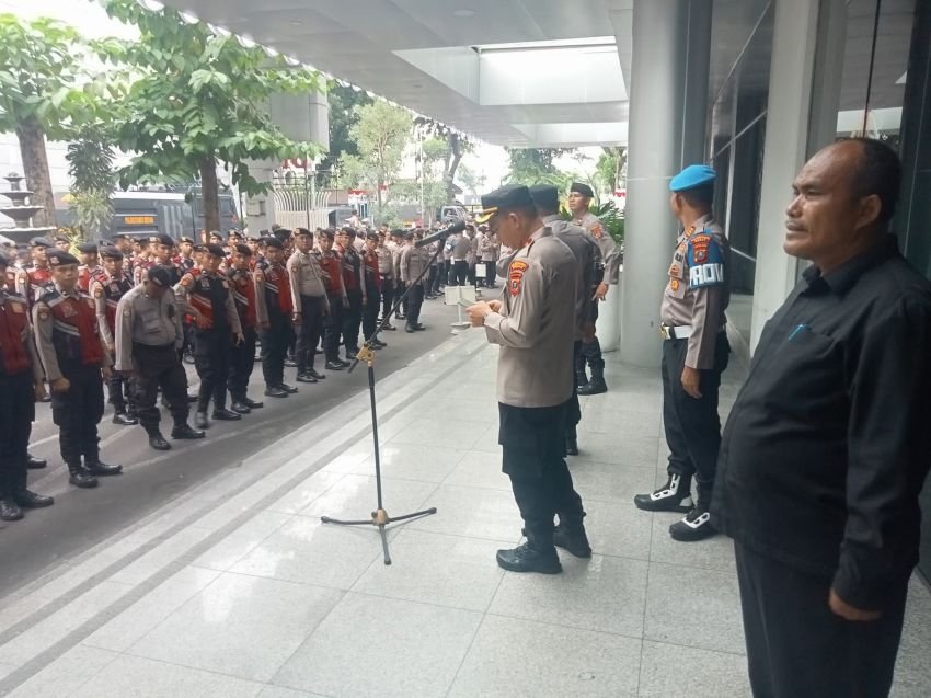 Sekelompok Remaja Lempar Bom Molotov Kearah Gerbang DPRD Sumut