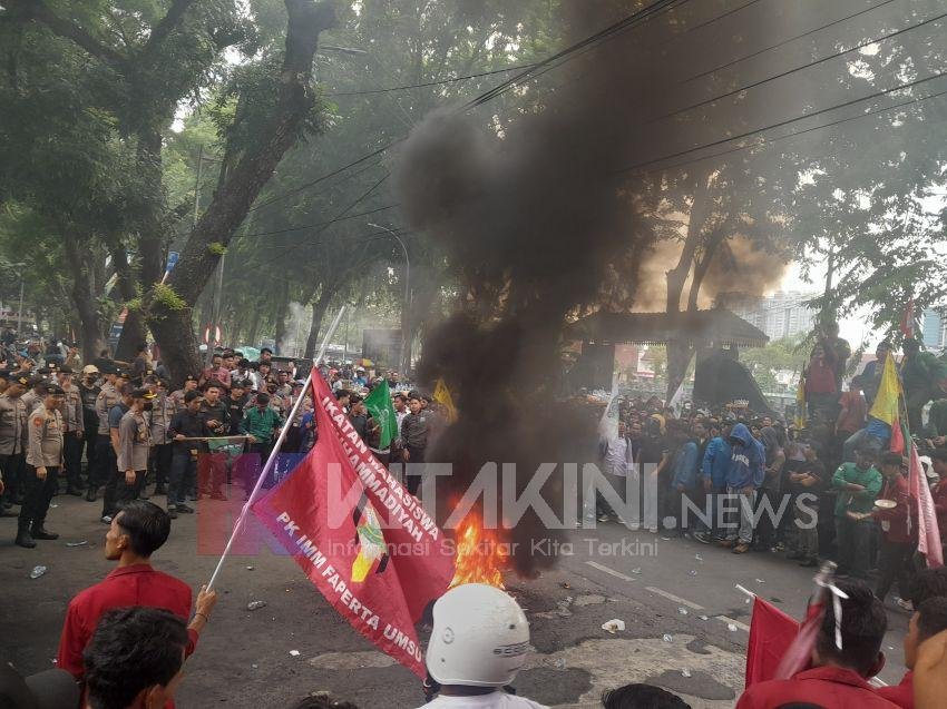 30 Menit Orasi, Cipayung Plus Bakar Ban dan Panjat Pagar Gedung DPRD Sumut