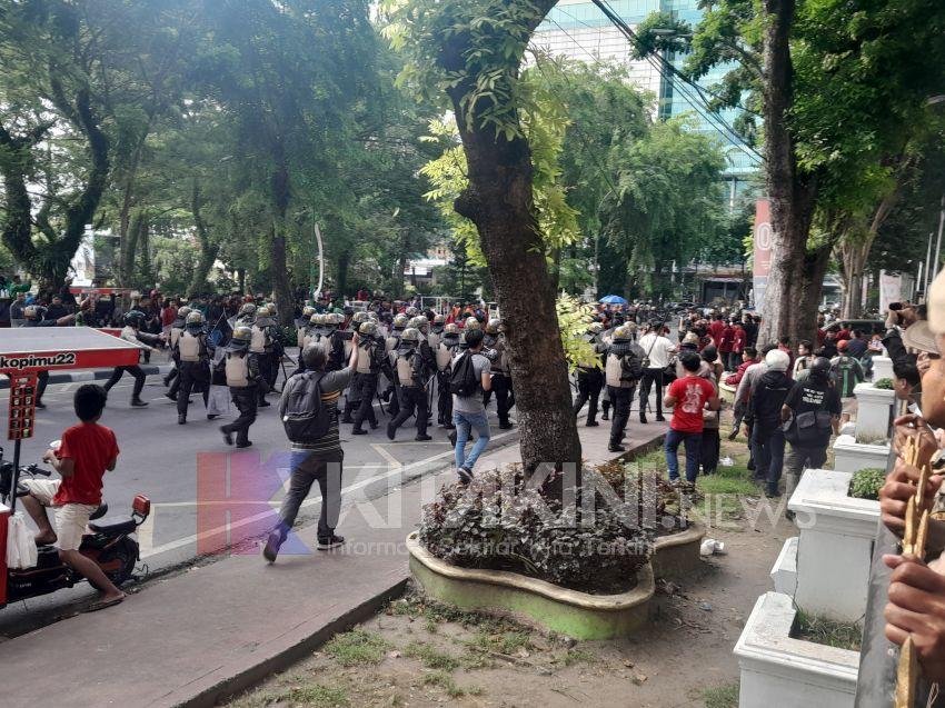 Polisi Bubarkan Pendemo, Massa Cipayung Plus Lari Kucar Kacir