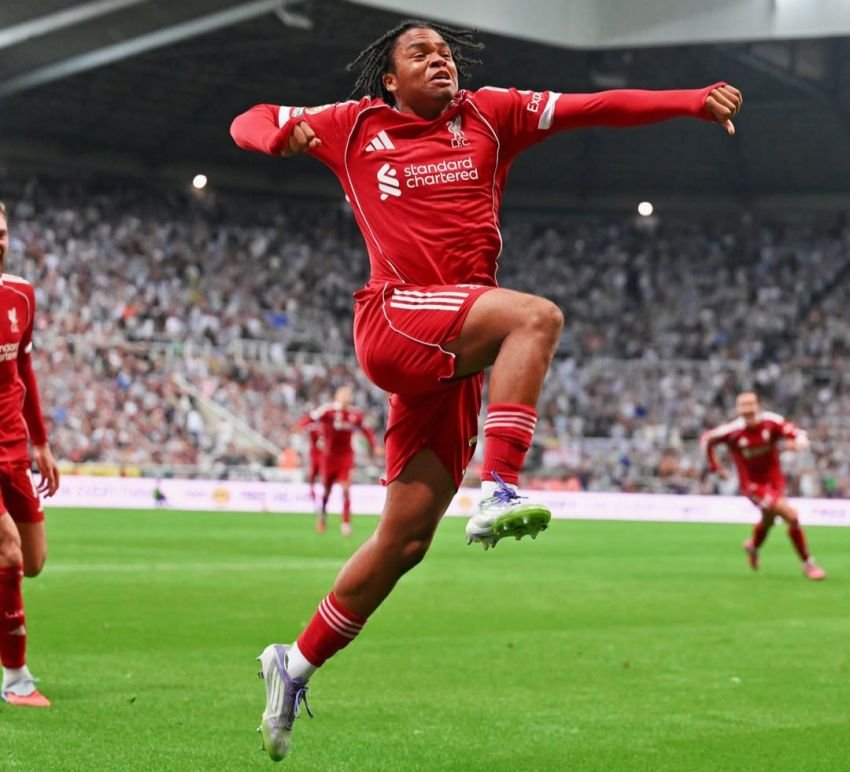 Dari Bangku Cadangan Ngumoha Jadi Pahlawan di Menit Akhir, Liverpool Tundukkan Newcastle 3-2 di St. James’ Park