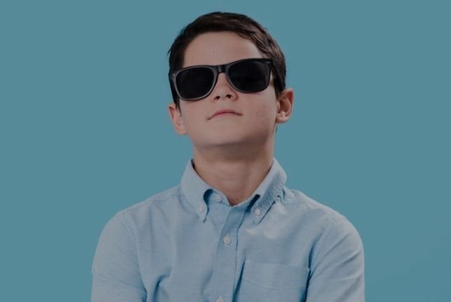 Bukan Sekadar Gaya, Kacamata Hitam Bikin Mata Aman