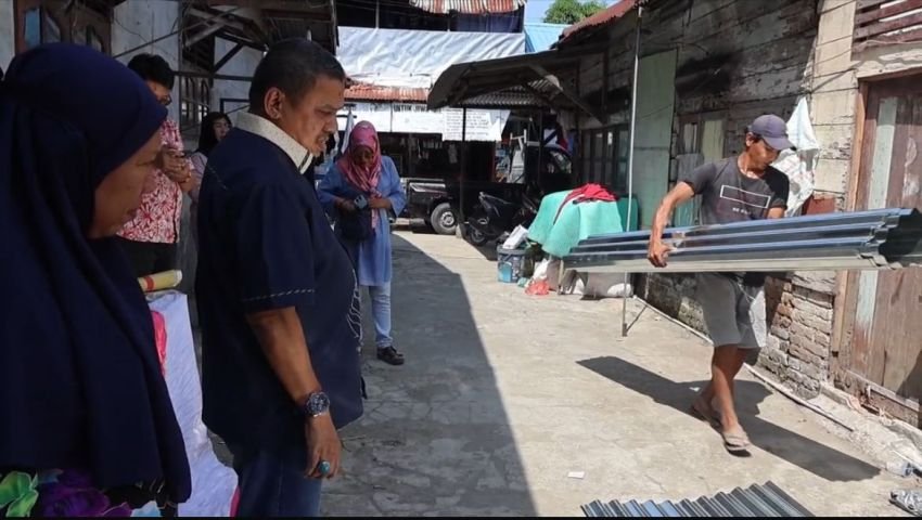 Iswanda Ramli Serahkan Bantuan kepada Korban Angin Puting Beliung