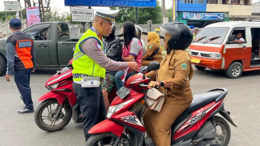 Polantas Menyapa, Satlantas Polres Padangsidimpuan Berbagi Merah Putih