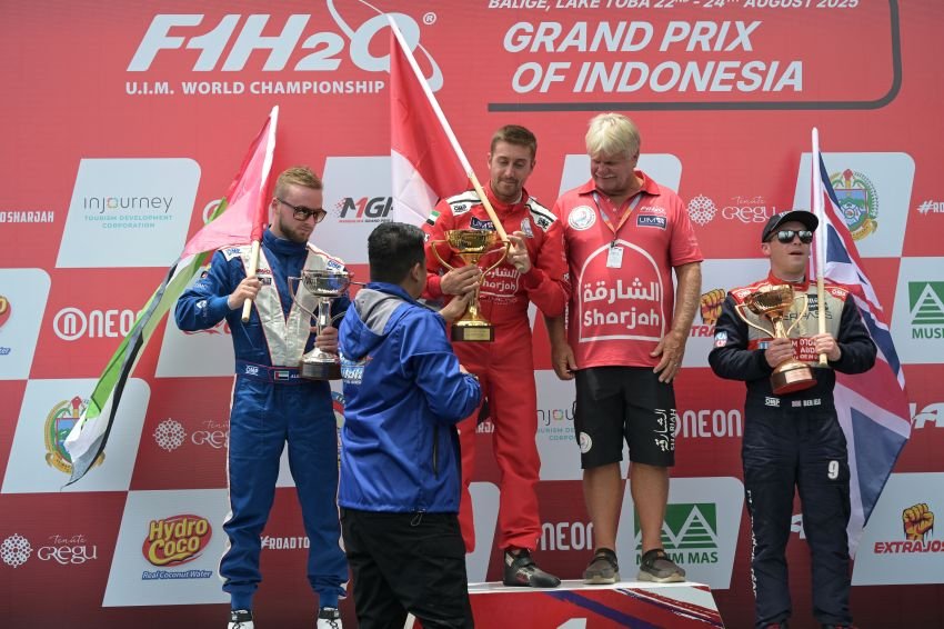 Bobby Serahkan Trofi Juara F1 Powerboat Indonesia