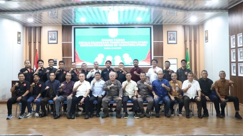 Temu Ramah, Forwakum Sumut Berikan Cenderamata ke Kajati Sumut Harli Siregar