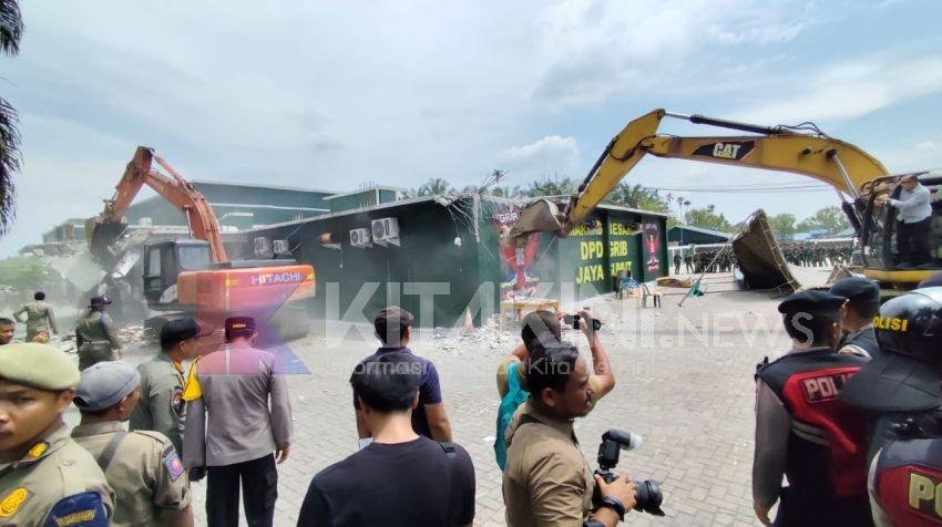 Tim Gabungan TNI/Polri dan Pemprovsu Ratakan Diskotik Marcopolo