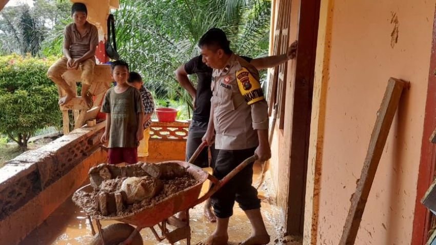 Polsek Pandan Bersihkan Masjid Terdampak Longsor di Tapanuli Tengah