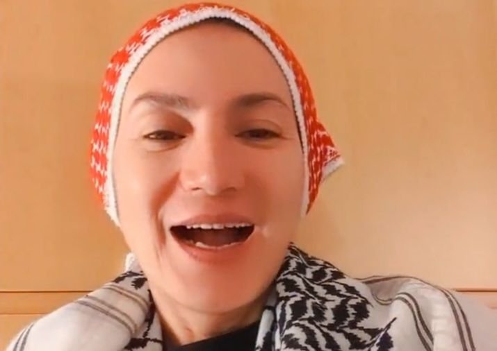 Wanda Hamidah Akhirnya ke Gaza, Naik Kapal Terakhir dan Memegang Merah Putih
