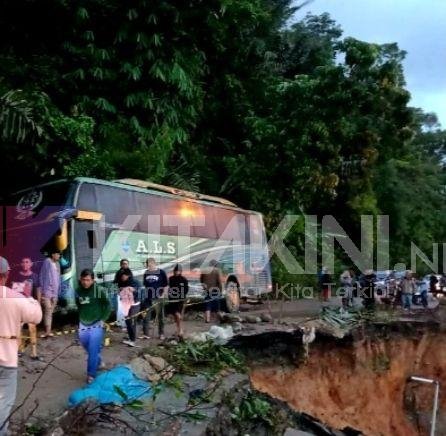 Akibat Amblas Jalur Batu Jomba Macet Total, Mobil Besar Tak Bisa Lewat