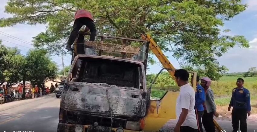 Truk Dibakar Massa Usai Tabrak 4 Kendaraan di Batubara