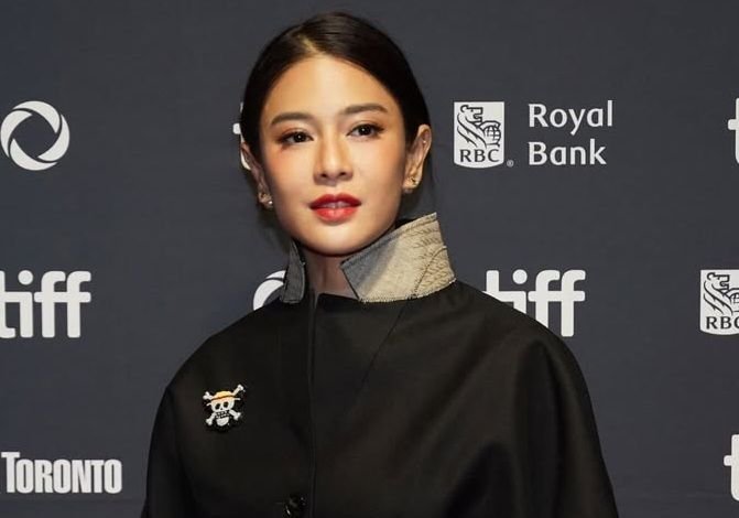 Dian Sastro Pakai Pin Simbol Kritik di Toronto