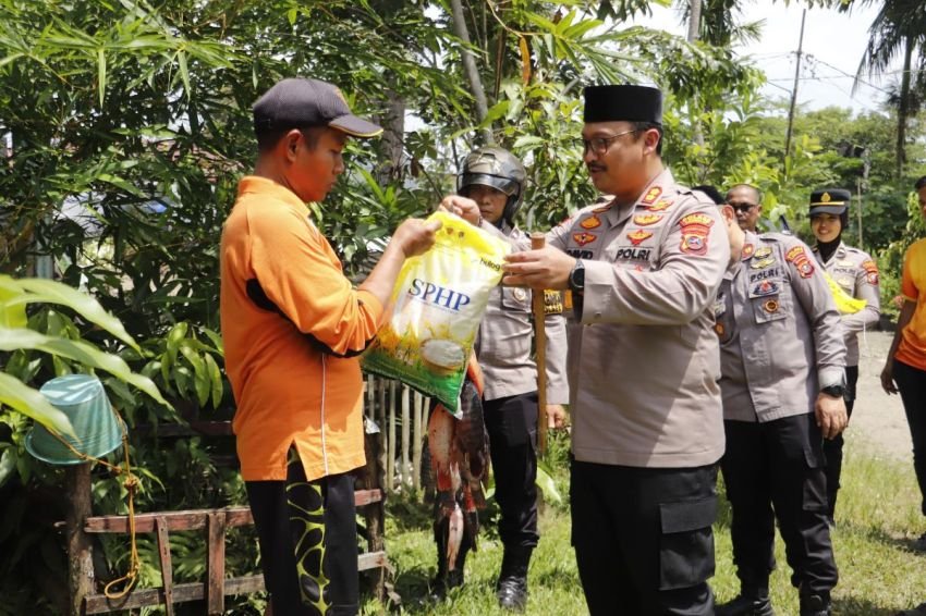Jumat Berkah, Polres Langkat Bagikan Ikan Hasil Panen Bioflok dan Beras untuk Warga