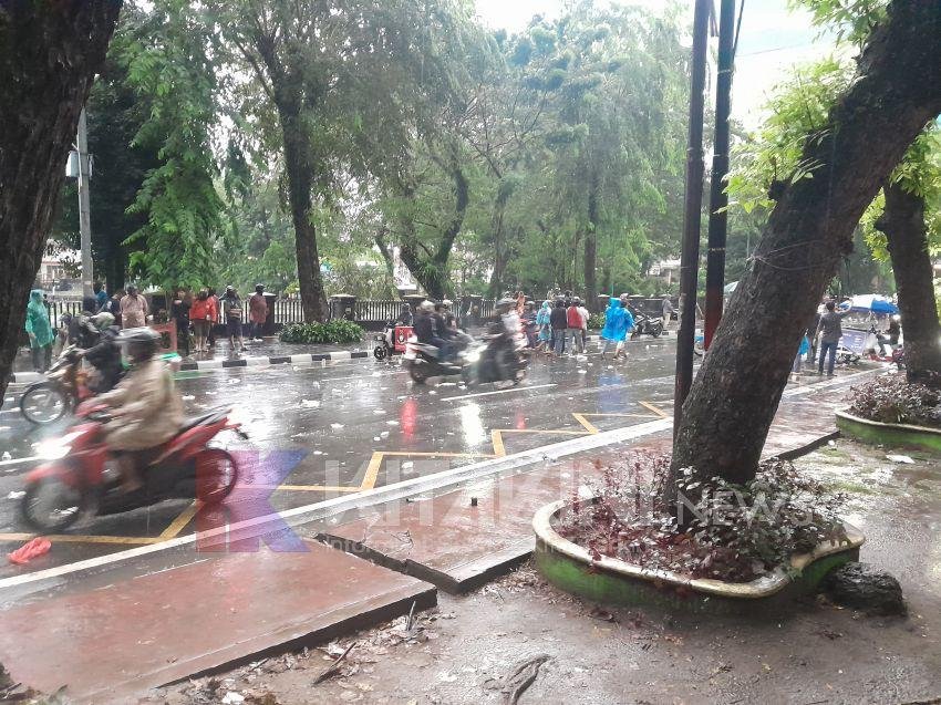 Usai Ditemui Ketua DPRD Sumut, Ratusan Massa Aksi Membubarkan Diri