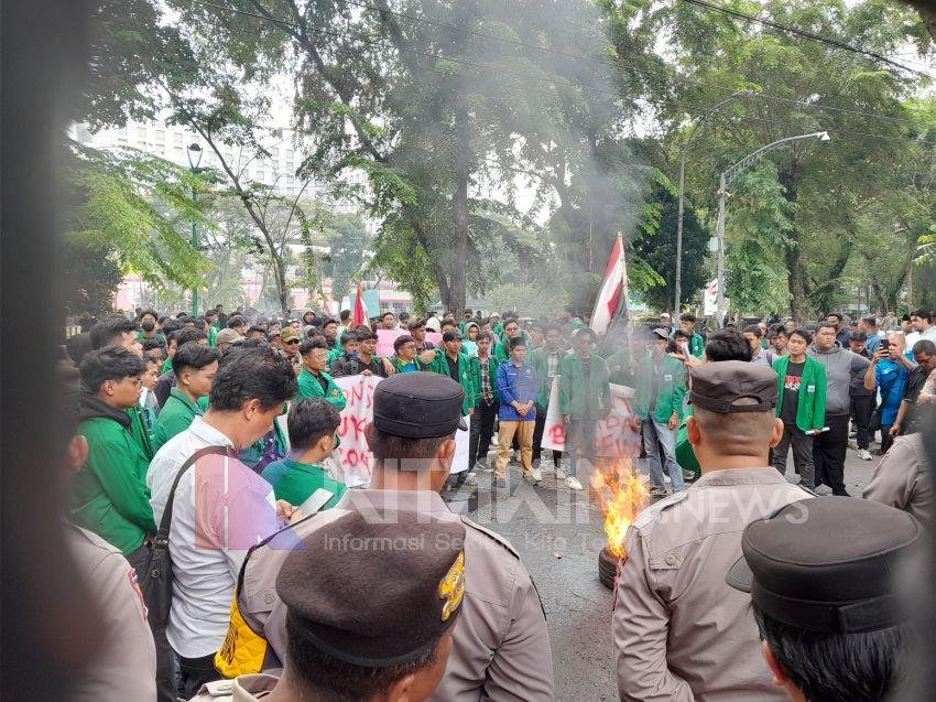 Soroti Ucapan Jangan Jadi Guru dan Gaji Pejabat, Mahasiswa UINSU Demo di DPRDSU