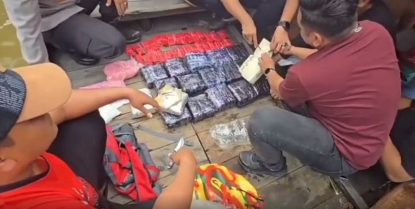 Petugas Mengejar Kapal dan Menemukan Puluhan Kilogram Sabu dan Ribuan Pil Ekstasi