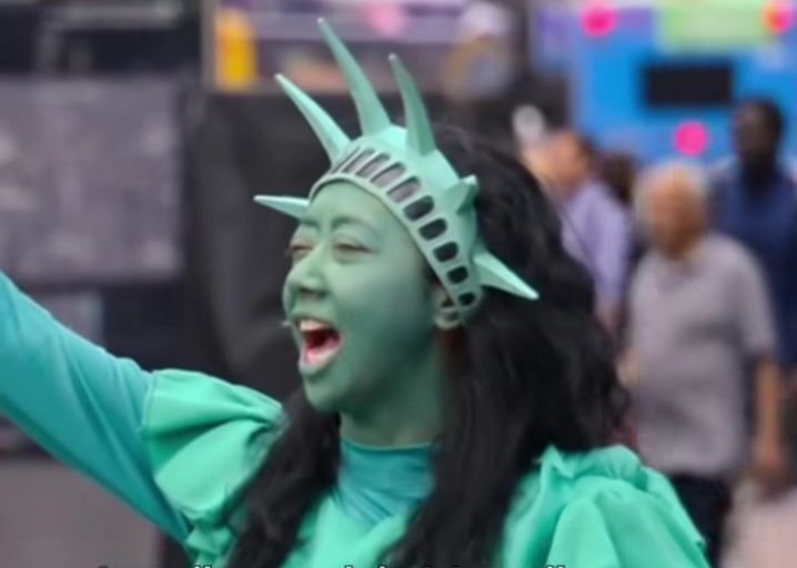 Asri Welas Nekat jadi Patung Liberty