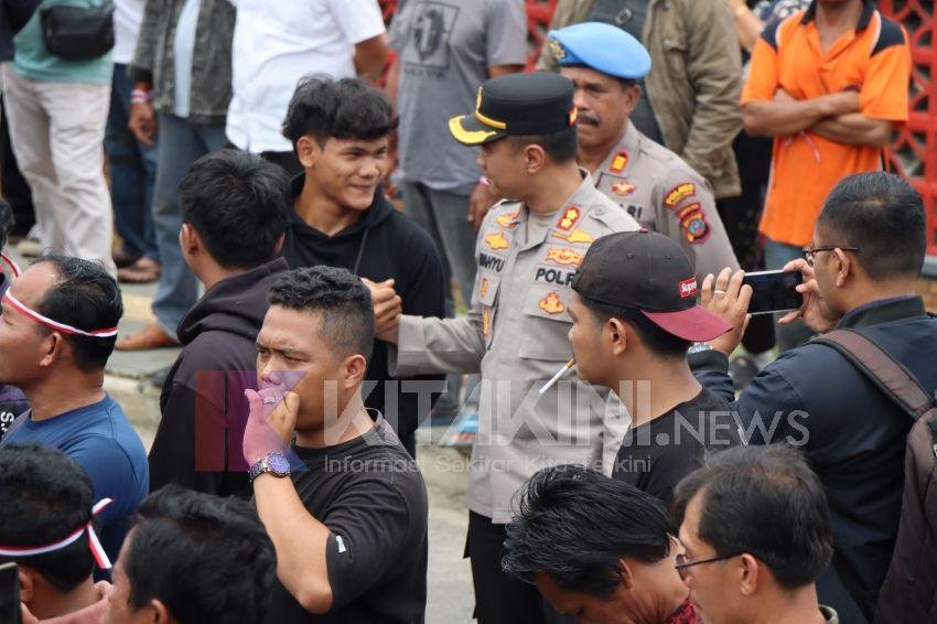 Kapolres Tapteng Apresiasi Aksi Unjuk Rasa Tertib dan Damai