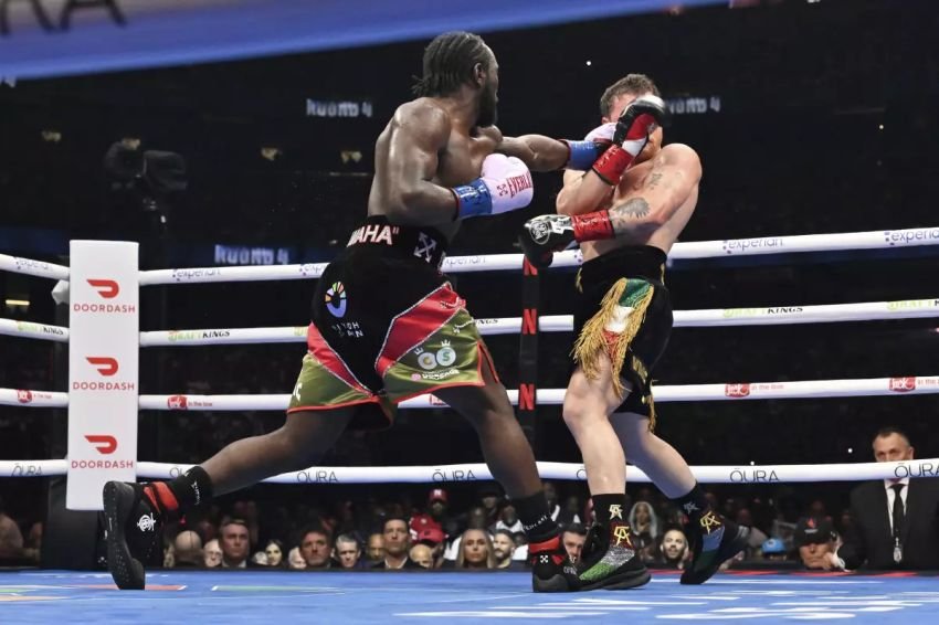 Terence Crawford Taklukkan Canelo Álvarez, Catat Sejarah di Las Vegas