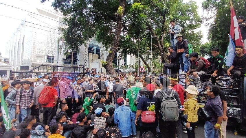 Mengaku Tak Punya Nomor Kontak Wagubsu, Meryl Saragih Disoraki Massa