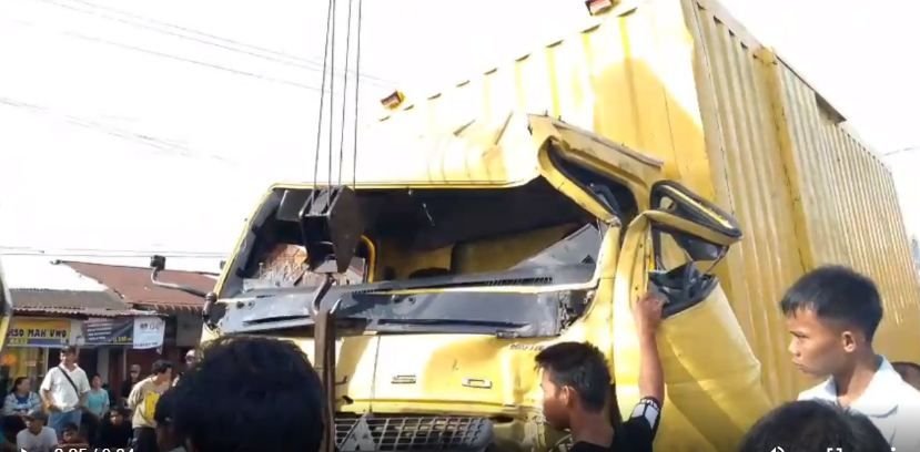 Truk Seruduk Kendaraan dan Rumah di Dairi, 2 Orang Meninggal