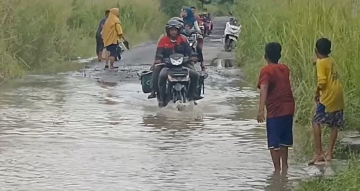 Rusak Parah, Masyarakat Minta Pemprovsu Perbaiki Jalan Provinsi Batubara-Sergai