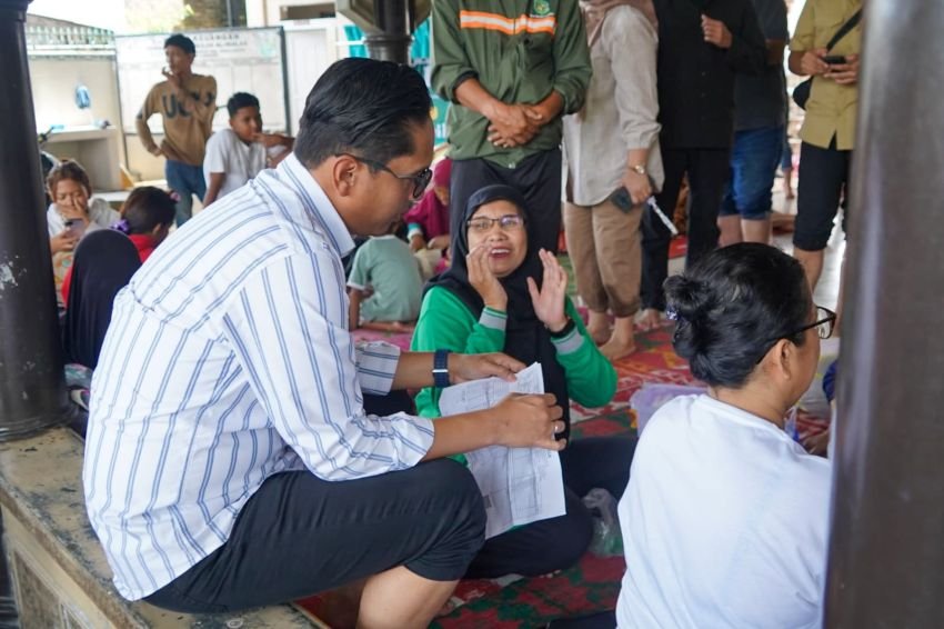 Rico Waas Terobos Banjir Temui Korban Banjir di Medan Labuhan