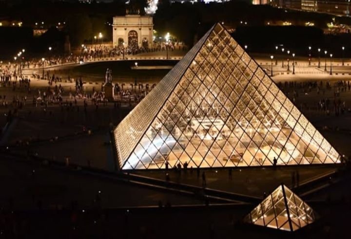 Maling Berhasil Bobol Museum Louvre selama Tujuh Menit