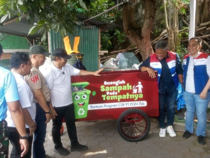 PGN Serahkan Bantuan CSR 50 Gerobak Sampah dan Insinerator untuk Dukung Pengelolaan Sampah di Yogyakarta