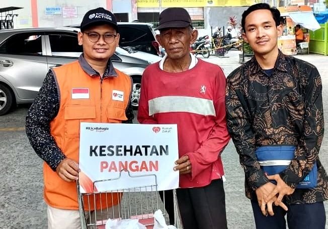 Rumah Zakat Bawa Senyum Bahagia bagi Lansia Tukang Becak di Medan