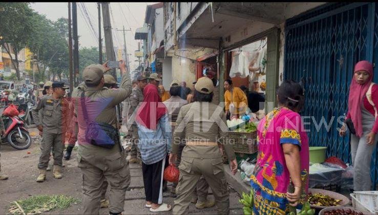 Satpol PP Tertibkan PKL di Pasar Sukaramai Medan