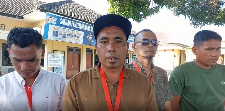 Oknum Kades Ditetapkan Sebagai Tersangka dan Belum Ditahan, Warga Datangi Mapolres Mandina