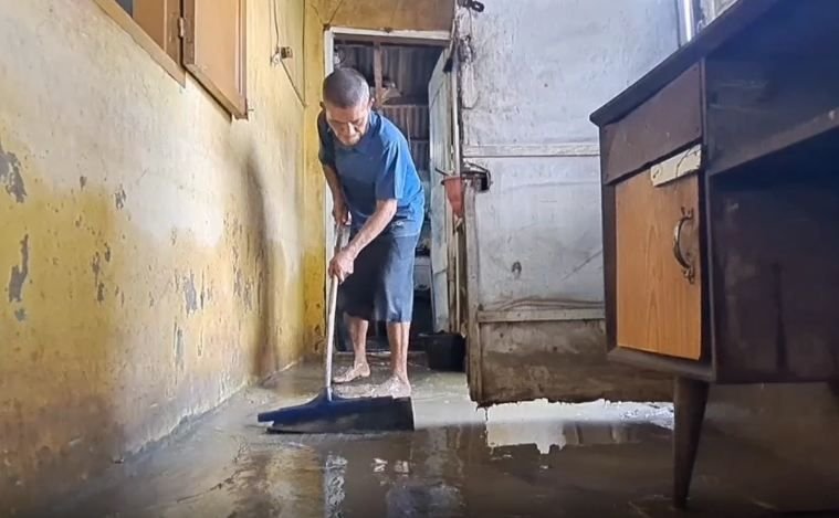 Banjir di Tebing Tinggi Surut, Warga Mulai Bersih-Bersih Rumah