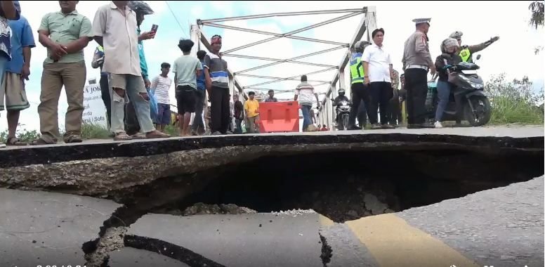 Jalan Nasional di Samosir Amblas, Sejumlah Kendaraan Mutar Balik