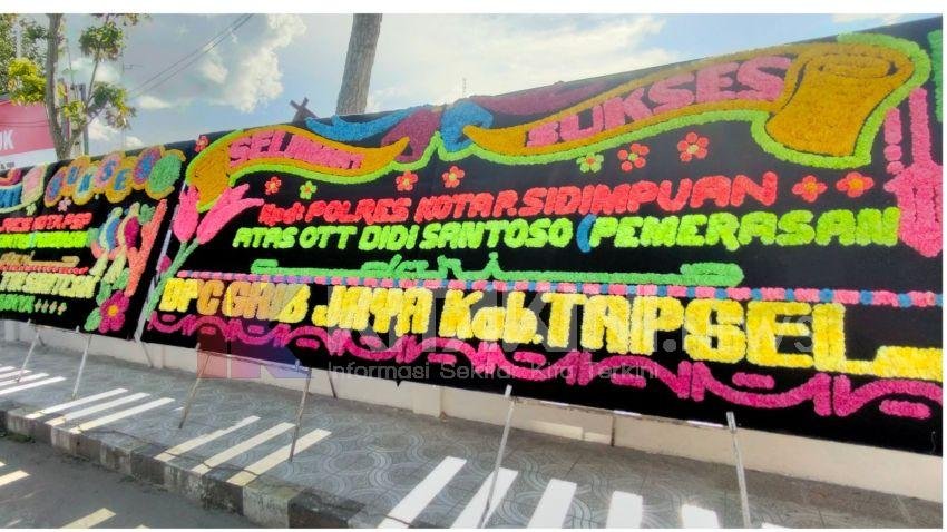 Papan Bunga Kasus ‘OTT LSM’ di Depan Mapolres Padangsidimpuan, Polisi Masih Menutup