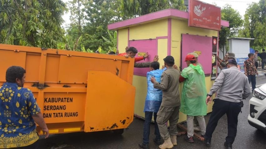 Akan Direlokasi, PKL di Jalan Diponegoro Ditertibkan