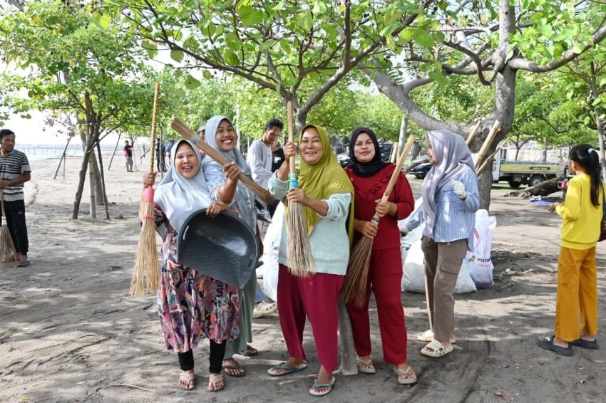 PGN Gelar Aksi Bersih Pantai, 1,1 Ton Sampah Terangkat dari Tanjung Pasir Banten