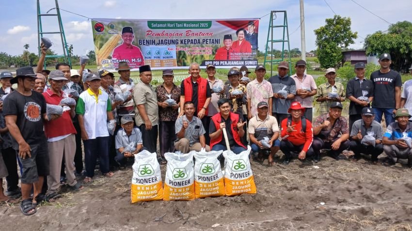Reses di Karang Anyar, Sutarto Serahkan Bantuan Bibit Jagung ke Petani