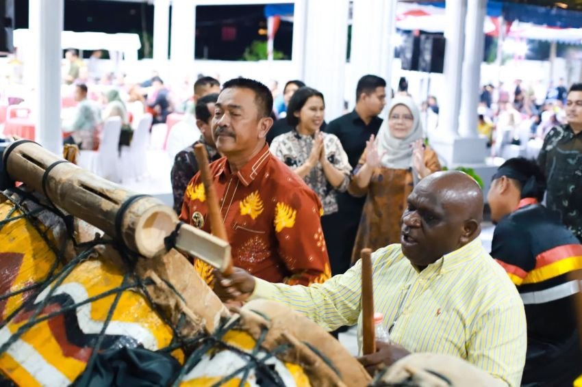 Menteri HAM dan Bupati Madina Unjuk Kebolehan Menabuh Gordang Sambilan