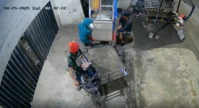 Aksi Becak Hantu Curi Steling Pedagang Burger Viral di Media Sosial