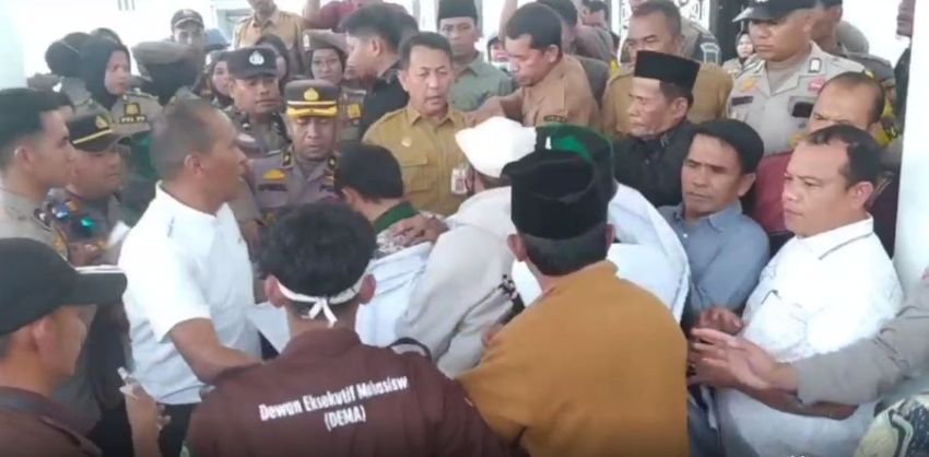 Aksi Saling Dorong Warnai Demo Mahasiswa di Kantor DPRD Rokan Hilir