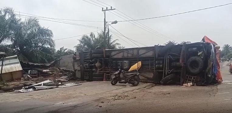Bus ALS Hantam 4 Warung di Labusel