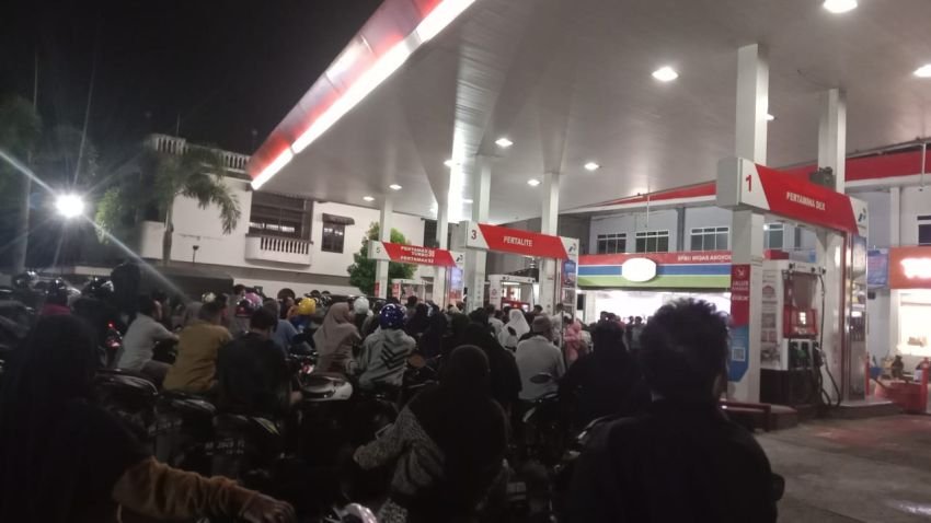 Demi Isi BBM Warga Rela Antri Dua Jam di SPBU Padangmatinggi