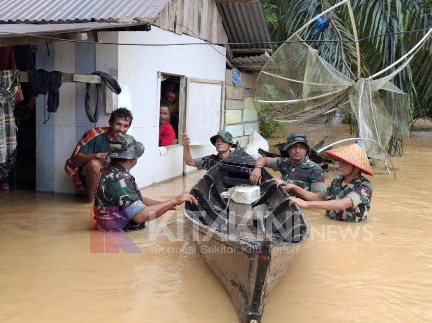 Prajurit Kodim 0212/Tapsel Evakuasi Korban Banjir dan Longsor di Tabagsel