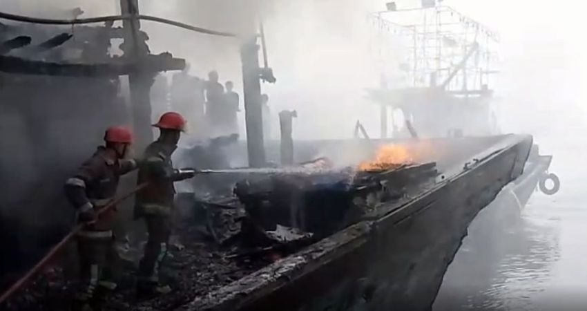 Akibat Arus Pendek di Bagian Mesin, Satu Unit Kapal Ludes Terbakar di Belawan